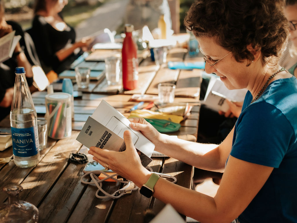 come organizzare un viaggio ispirazionale- laboratorio con guida di viaggio ispirazionale e donna che legge